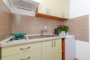 Kuchyň nebo kuchyňský kout v ubytování Apartments Mira