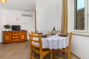 TV a/nebo společenská místnost v ubytování Apartments Mira