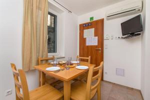 TV a/nebo společenská místnost v ubytování Apartments Mira