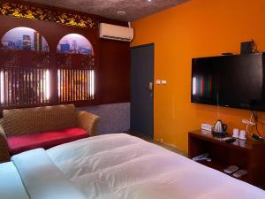 Uma cama ou camas num quarto em Vogue Inn at Hualien