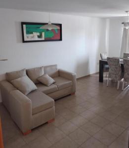 sala de estar con sofá y mesa en Olivia Apart frente plaza centro con cochera en Villa María
