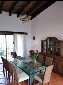 Alojamiento Cúpulas Avandaro في فالي دي برافو: غرفة طعام مع طاولة وكراسي زجاجية