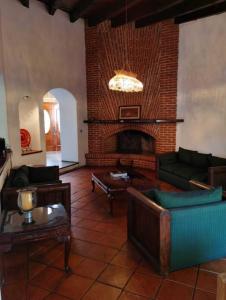 a living room with a couch and a fireplace at Alojamiento Cúpulas Avandaro in Valle de Bravo