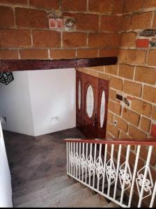 una stanza con un muro di mattoni con orologi di Alojamiento Cúpulas Avandaro a Valle de Bravo