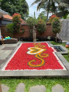 una alfombra de flores rojas en un patio en Ubud mesari Private Pool Villa, en Ubud