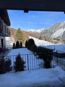 a view from the balcony of a house in the snow at Elegante e moderno monolocale in Oga