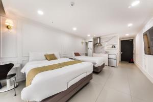 Postel nebo postele na pokoji v ubytování Gladsheim Hotel