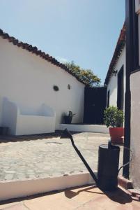 a house with a hose coming out of a courtyard at Casa Rural El Palmar in Vallehermoso