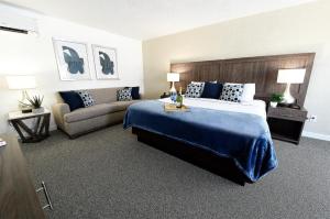 a hotel room with a bed and a couch at Serene Vegas Boutique Hotel Las Vegas in Las Vegas