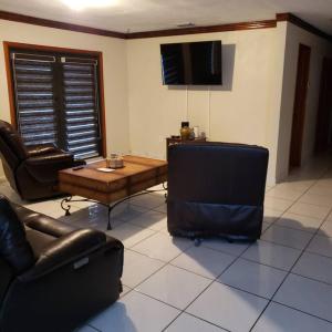 TV a/nebo společenská místnost v ubytování Pool home in Miami