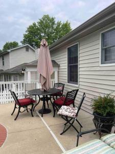 eine Terrasse mit einem Tisch, Stühlen und einem Sonnenschirm in der Unterkunft Fenton Oasis in Fenton