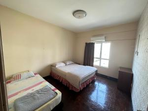 une chambre avec deux lits et une fenêtre dans l'établissement B7-2 @pd marina resort, à Port Dickson