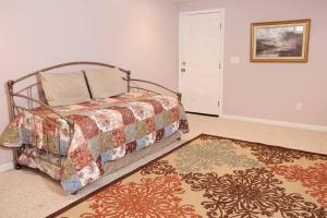 ein Schlafzimmer mit einem Bett und einem Teppich in der Unterkunft Fenton Oasis in Fenton