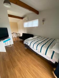 Tempat tidur dalam kamar di Featherston Motels And Camping