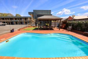 a large blue swimming pool with a gazebo at City Reach Motel in Wangaratta
