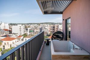 ein Bad mit einer Badewanne auf dem Balkon in der Unterkunft Sea & Sun Penthouse in Chania