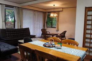 Posezení v ubytování EK House Hakone Shushinso 箱根修身荘