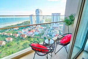 uma varanda com 2 cadeiras e vista para o oceano em The Sóng Apartment Vũng Tàu - Green House em Vung Tau