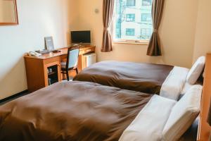 Кровать или кровати в номере Kumamoto Ichibamae Business Kurenai Hotel