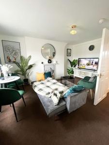 Kent的住宿－Lovely 1 Bedroom Flat In Gravesend，客厅配有沙发和桌子