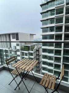 una mesa y sillas en un balcón con un edificio en [3BR, 5px] Lavile @ Sunway Velocity Mall, en Kuala Lumpur