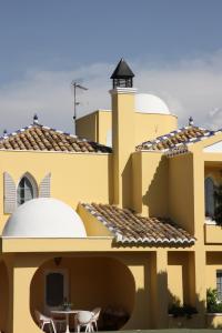 ein gelbes Gebäude mit einem Leuchtturm darüber in der Unterkunft Villa Rural Paquete in Pozo Alcón