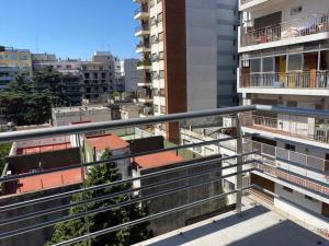 einen Balkon mit Stadtblick in der Unterkunft Departamento en Caballito in Buenos Aires