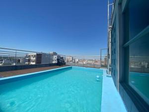 una piscina sul tetto di un edificio di Departamento en Caballito a Buenos Aires