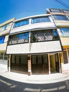 un edificio con un montón de ventanas en una calle en Apartamento en Suba, Bogotá, en Bogotá