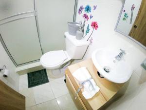 y baño con aseo, lavabo y ducha. en Apartamento en Suba, Bogotá, en Bogotá