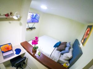 1 dormitorio con 1 cama y escritorio con ordenador portátil en Apartamento en Suba, Bogotá, en Bogotá