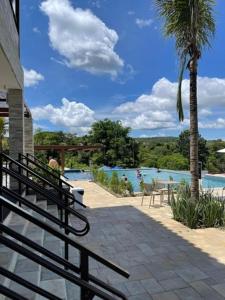 un patio con vistas a la piscina en Suites Quinta Santa Barbara, en Pirenópolis