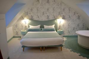 un dormitorio con una cama y una bañera en Hotel le Lapin Blanc, en París