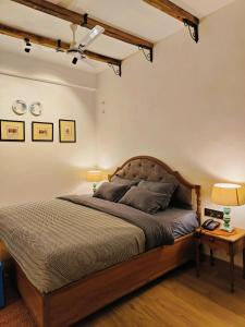 Un pat sau paturi într-o cameră la The Lanswood Estate