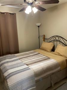 Ένα ή περισσότερα κρεβάτια σε δωμάτιο στο Welcome House Las Vegas +28 φωτογραφίες