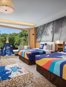 1 Schlafzimmer mit 2 Betten und einem großen Fenster in der Unterkunft Xiamen C&D Hotel-Free Welcome Snacks-Oasis Garden in Xiamen