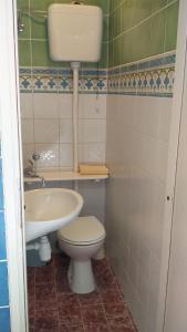 Baño pequeño con aseo y lavamanos en Apartments Ana, en Brna
