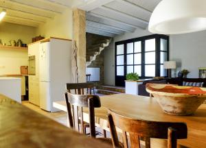 a kitchen and dining room with a table and chairs at Ca L'Olier in Montblanquet