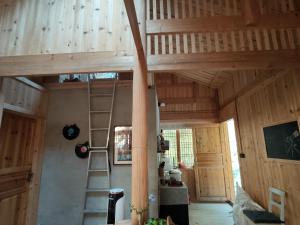 um quarto com uma escada no tecto de uma casa em 昭希舍 Banji Arbre House, a traditional lodge home on rice terrace em Liping