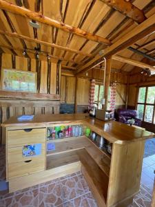 une chambre avec un comptoir en bois dans une maison dans l'établissement Turismo y cabañas Chulengo, à Cochrane