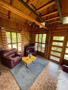 a living room with a couch and a coffee table at Turismo y cabañas Chulengo in Cochrane