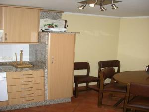 Una cocina o kitchenette en House - 3 Bedrooms with WiFi - 00075