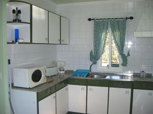 House - 2 Bedrooms with WiFi - 00117にあるキッチンまたは簡易キッチン
