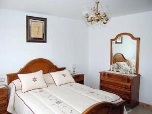 1 dormitorio con cama, tocador y espejo en House - 5 Bedrooms - 00174, en Cacabelos