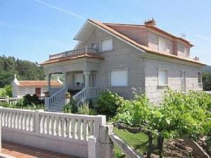 a house with a white fence in front of it at House - 5 Bedrooms - 00174 in Cacabelos