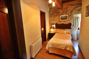 VilaboaにあるHouse - 6 Bedrooms with Pool - 02424の石壁のベッドルーム1室(ベッド1台付)
