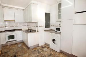 Kjøkken eller kjøkkenkrok på Apartment - 3 Bedrooms with Sea views - 04065