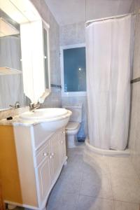 ポンテベドラにあるApartment - 3 Bedrooms with Sea views - 04065のバスルーム(洗面台、トイレ、シャワー付)