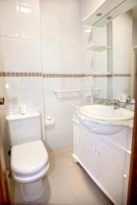 ポンテベドラにあるApartment - 3 Bedrooms with Sea views - 04065の白いバスルーム(トイレ、シンク付)