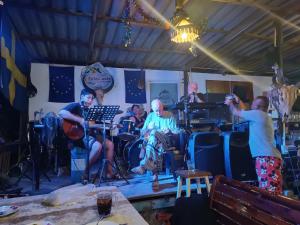 eine Gruppe von Menschen, die in einem Zimmer Musik spielen in der Unterkunft Good Time Resort Koh Kood in Ban Lak Uan